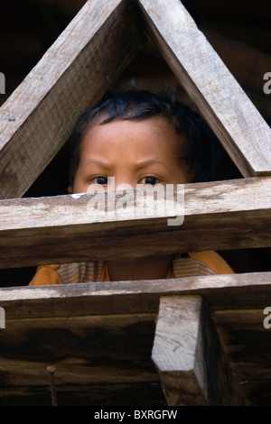 Un jeune garçon dont la famille a fui la Birmanie des atrocités de guerre au Myanmar est à la recherche de son domicile à Ban Tha Ta Fang, la Thaïlande. Banque D'Images