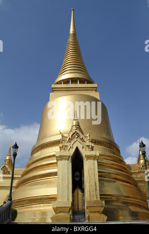 Phra Siratana Chedi stupa doré au Wat Phra Kaeo (Kaew) Temple complexe du Temple du Bouddha d'Émeraude à Bangkok, Thaïlande Banque D'Images