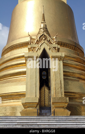 Phra Siratana Chedi stupa doré au Wat Phra Kaeo (Kaew) Temple complexe du Temple du Bouddha d'Émeraude à Bangkok, Thaïlande Banque D'Images