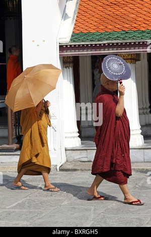 Les moines au Wat Phra Kaeo (Kaew) Temple complexe du Temple du Bouddha d'Émeraude à Bangkok, Thaïlande Banque D'Images