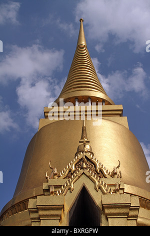 Phra Siratana Chedi stupa doré au Wat Phra Kaeo (Kaew) Temple complexe du Temple du Bouddha d'Émeraude à Bangkok, Thaïlande Banque D'Images