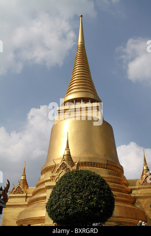 Phra Siratana Chedi stupa doré au Wat Phra Kaeo (Kaew) Temple Le temple du Bouddha d'Émeraude à Bangkok, Thaïlande Banque D'Images