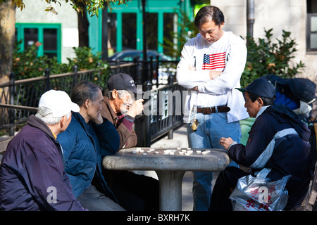 Les Américains chinois jouant Xiang qi, ou échecs chinois dans Columbus Park, Chinatown, New York City Banque D'Images