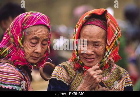 Les femmes des minorités Hmong fleurs au marché de Cancau, près de Bac Ha. Lao Cai Province, le nord du Vietnam. Banque D'Images