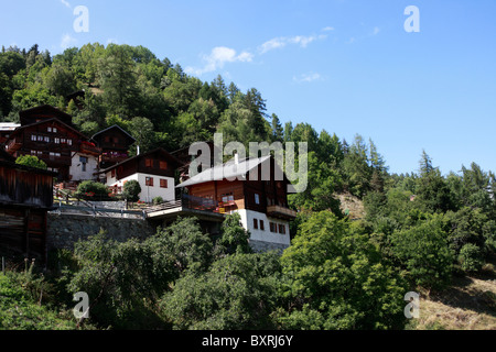 Chalets traditionnels perché sur la colline, dans le village de Pinsec dans le Val d'Anniviers, Valais, Suisse Banque D'Images