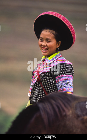 Femme Hmong fleurs au marché de Cancau. Lao Cai Province, le nord du Vietnam. Banque D'Images