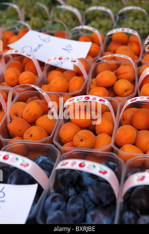 Marché hebdomadaire vente de fruits frais et de produits locaux le vendredi matin sur la Rue de Grand Pont de la vieille ville de Sion, Suisse Banque D'Images