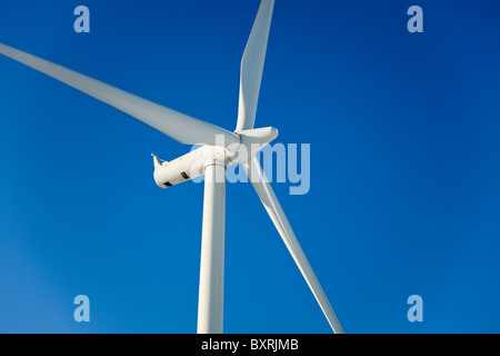 Close up d'un rotor d'éolienne against a blue sky Banque D'Images