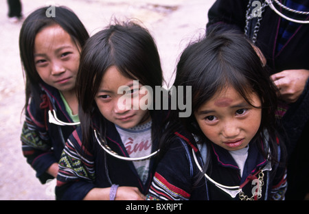 Filles Hmong noir. Sapa, province de Lao Cai, au nord du Vietnam. Banque D'Images