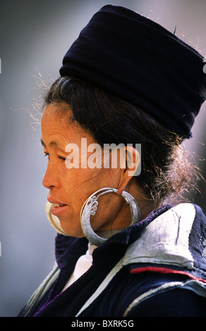 Femme Hmong noir. Sapa, province de Lao Cai, au nord du Vietnam. Banque D'Images