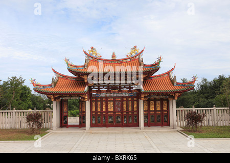 La porte principale de la Tian Hou Palace au Village Culturel A-Ma sur l'île de Coloane, Macao Banque D'Images