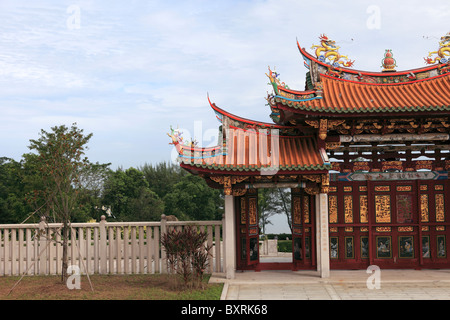 La porte principale de la Tian Hou Palace au Village Culturel A-Ma sur l'île de Coloane, Macao Banque D'Images