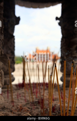 Bâtons d'encens qui brûle dans le temple au Village Culturel A-Ma sur Coloane Island Banque D'Images