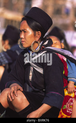 Femme Hmong noir. Sapa, province de Lao Cai, au nord du Vietnam. Banque D'Images