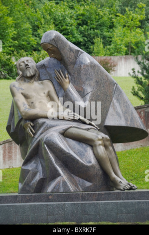 La Lituanie, Vilnius, cimetière Antakalnis, statue de Marie avec Jésus crucifié, sur les tombes de personnes tuées par des chars russes Banque D'Images