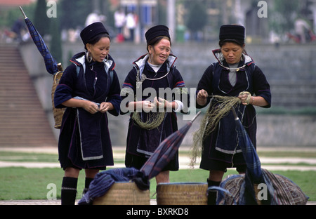 Les femmes Hmong noir. Sapa, province de Lao Cai, au nord du Vietnam. Banque D'Images