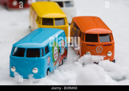 Collection de modèles de jouets de Volkswagen partage de l'écran de bord cars sur la neige Banque D'Images