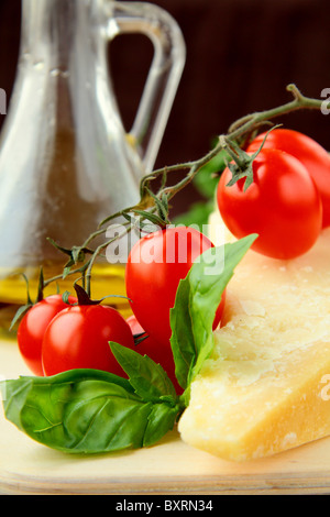 L'huile d'olive parmesan tomates cerises et basilic italien Still Life Banque D'Images