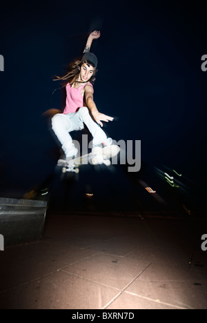 Patinage femme et faisant des tours, à Barcelone, le paradis de la planche à roulettes Banque D'Images