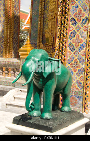 Thaïlande, Bangkok, l'éléphant à l'entrée au Wat Ratchabophit viharn Banque D'Images