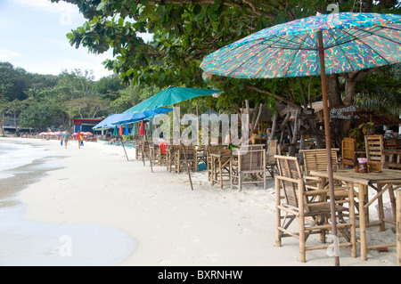 La Thaïlande, la province de Rayong, Ko Samet, Ao Phutsa, restaurant de plage Banque D'Images