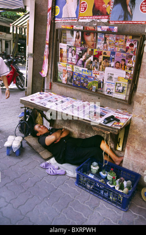 Vendeur Magazine prendre une sieste, Hanoi, Vietnam. Banque D'Images