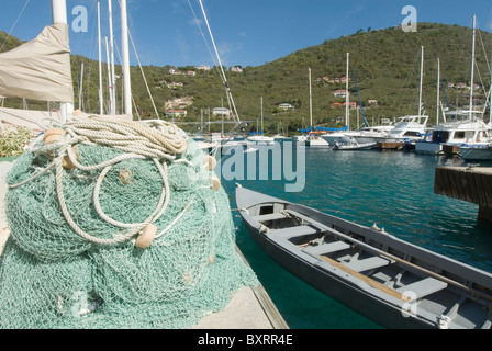 Caraïbes, îles sous le Vent, îles Vierges britanniques, Tortola, Soper's Hole marina, filets de pêche et des bateaux de pêche à l'Harbour Banque D'Images