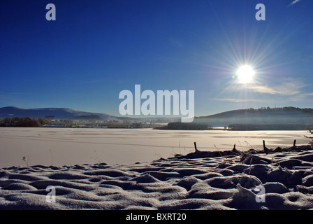 Lever de soleil sur un lac gelé en Irlande wicklow blessington Banque D'Images