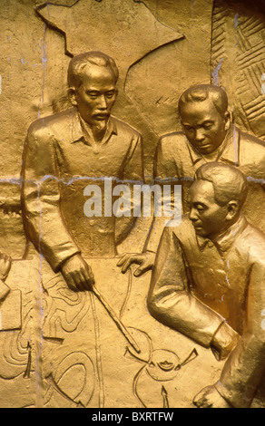 Reliefs avec les scènes de la bataille de Dien Bien Phu en guerre cimetière ; Ho Chi Min et ses généraux de la planification de la bataille. Banque D'Images