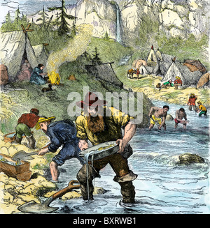 Les prospecteurs d'or à la batée dans la ruée vers l'or de Californie. À la main, gravure sur bois Banque D'Images