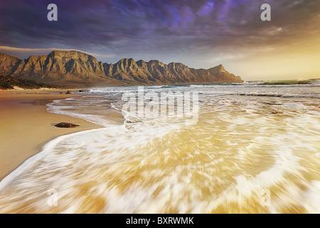 Montagnes de Kogelberg robuste avec des nuages au-dessus. L'Afrique du Sud. Banque D'Images