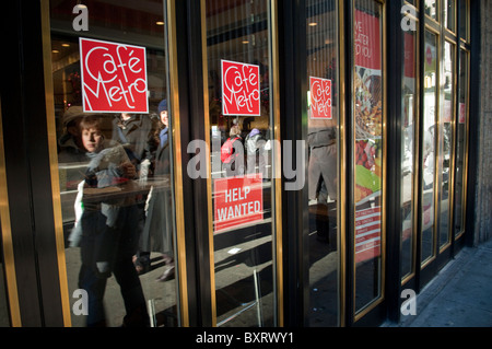 Une offre d'inscription publié dans la fenêtre d'un restaurant dans le quartier de Midtown à New York le 24 décembre 2010. (© Frances M. Roberts) Banque D'Images