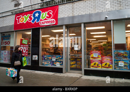 Les ventes de Noël au poste Toys R Us magasin Express dans le quartier de l'East Village à New York Banque D'Images