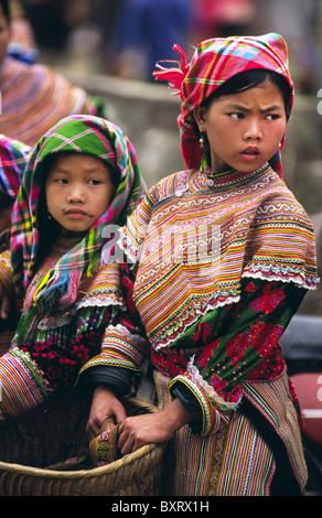 Les jeunes filles de la minorité Hmong fleurs au marché de Cancau, près de Bac Ha. Lao Cai Province, le nord du Vietnam. Banque D'Images