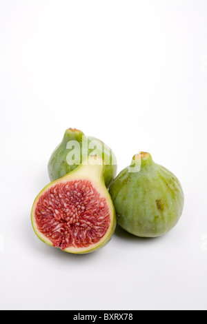 Figues vertes sur fond blanc, close-up Banque D'Images