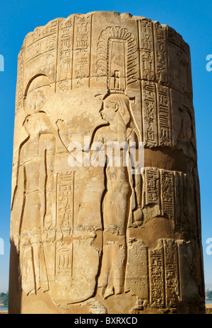 Sculpture Relief irrécupérables sur colonne à Kom Ombo Banque D'Images