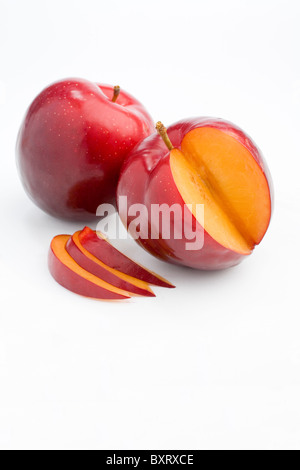 Tranches de prune et son ensemble sur fond blanc Banque D'Images