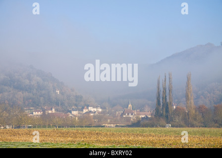 Morning Mist et le gel sur les terres agricoles en bordure de la rivière Dordogne. Village dans la brume Banque D'Images