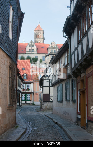 L'Allemagne, la Saxe-Anhalt, Quedlinburg, maisons à pans de bois et le château Banque D'Images