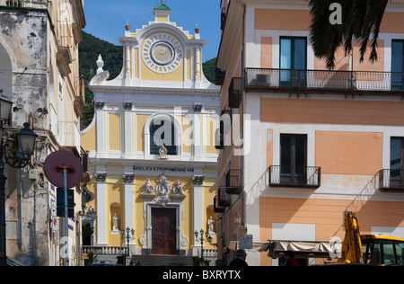 Église Santa Trofimena, Minori, Golfe de Salerne, Côte Amalfitaine, Campanie, Italie Banque D'Images