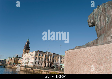 Göteborg, Suède. Une statue d'un lion de mer donne sur l'Hamnkanalen ou Stora Stora Hamn canal dans le centre-ville. Banque D'Images