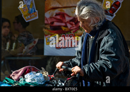 Homeless woman walking on city street à San Francisco CA USA California Banque D'Images