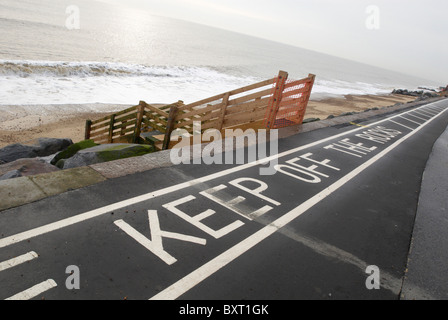 Garder loin des rochers road sign Felixstowe Royaume-uni Banque D'Images