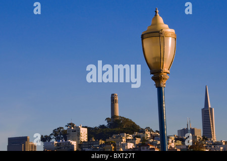 La Coit Tower sur Telegraph Hill à San Francisco en Californie, CA USA aux beaux jours Banque D'Images