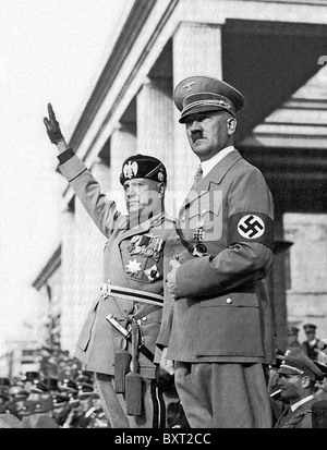 BENITO MUSSOLINI prend un salut aux côtés d'Adolf Hitler à Munich en 1940 Banque D'Images