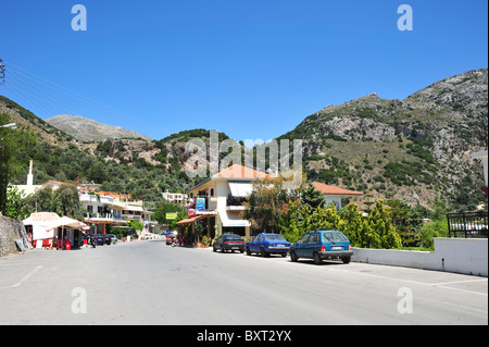 La rue principale qui traverse la ville de Spilli en Crète, Grèce Banque D'Images