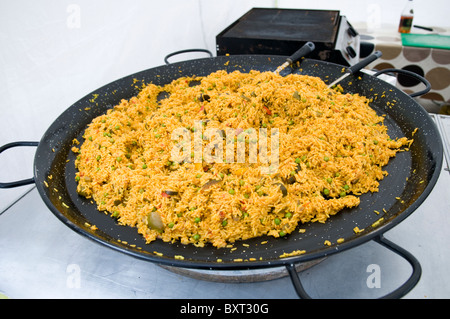 Paella végétarienne par cuisson dans un grand poêle de taille moyenne Restauration traitées Banque D'Images