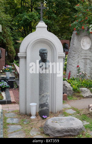 La tombe du compositeur russe soviétique neoromantic Georgy Sviridov au cimetière Novodievitchi à Moscou, Russie Banque D'Images