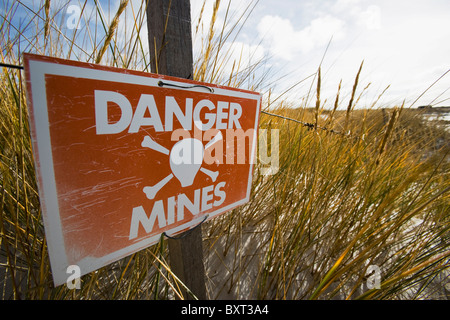 Signes sur plage sur East Falkland Avertissement de dangers de mines non explosées et les champs de mine Banque D'Images