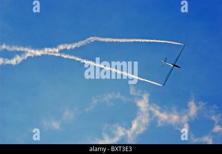 Shoreham air show - un avion planeur trails fumée. Banque D'Images